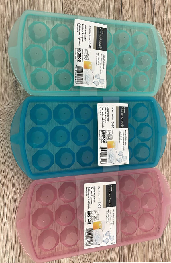 Ice Cube Maker with Lid.